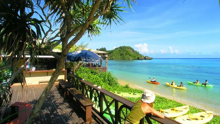 ショップ前に広がる海。集合から出発までの動線が短く、家族でも移動が少なくスムーズ。