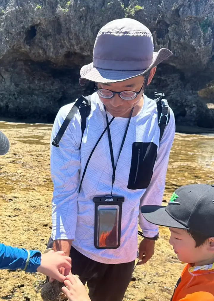 ゆしゆし磯遊びプログラムを担当するガイドの顔写真