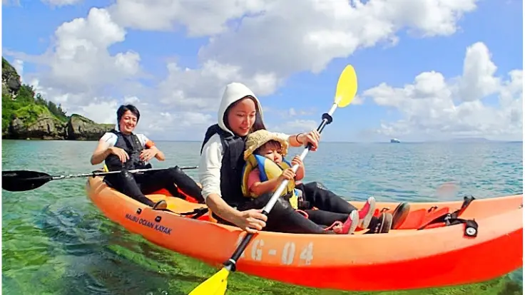 アンダゴのシーカヤックで恩納村の海をゆっくり進んでいる様子