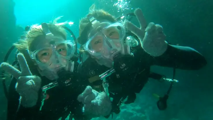 ナギのボート体験ダイビングで水中世界を楽しむ様子