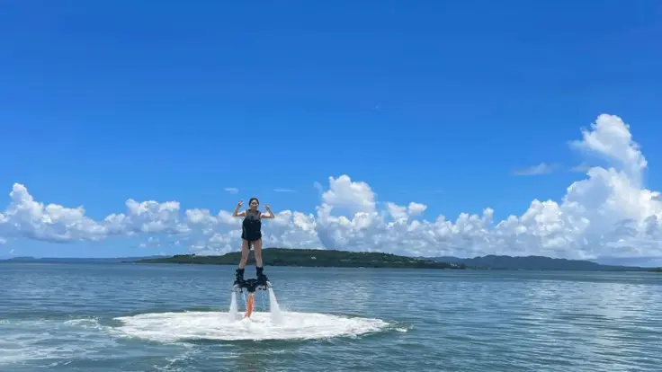 マリンショップアウルのマリンスポーツで沖縄の海を満喫している様子