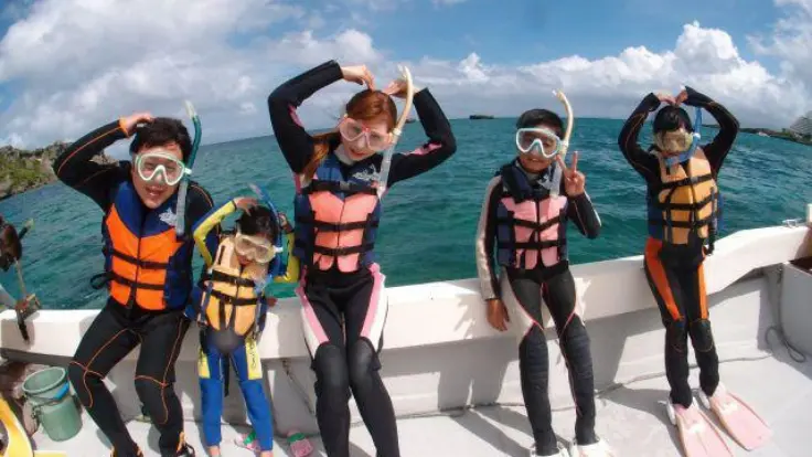 3世代で沖縄の海あそびを満喫しているイメージ写真（子どもと一緒のマリンアクティビティ）