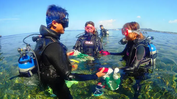 1日で沖縄の海あそびを満喫しているイメージ写真（沖縄アクティビティダイビング）